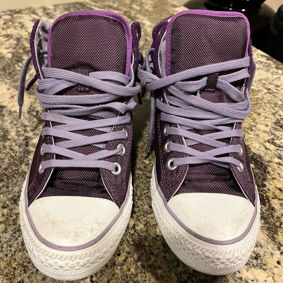 Women’s Converse size 10 - Picture 3 of 7